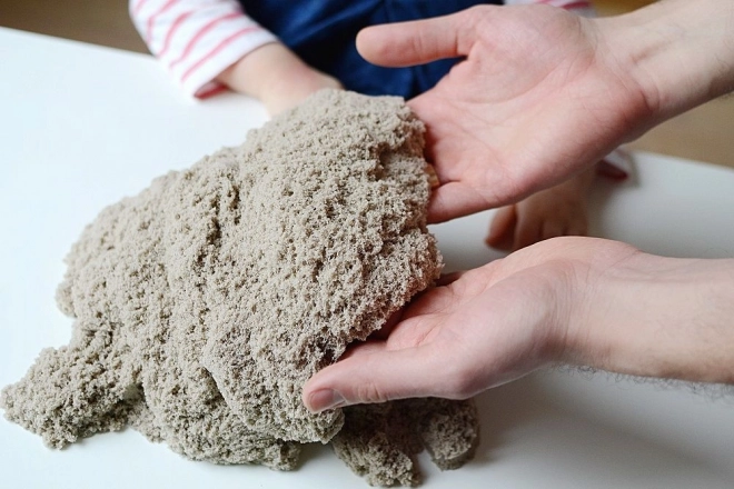 Kinetischer Sand mit Sandkasten