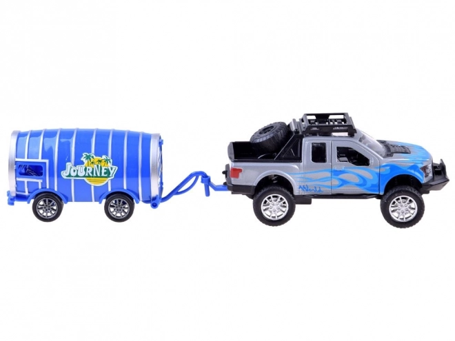 Kleines Pickup mit Anhänger in Fassform