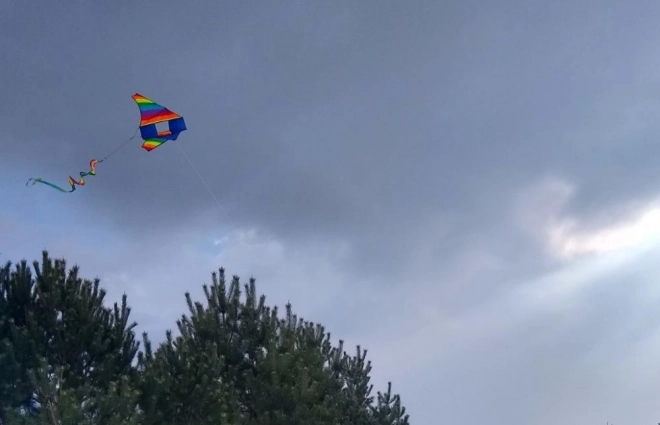 Wirbelnder Regenbogen-Drachen