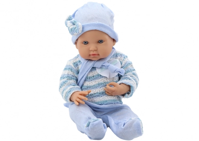 Baby Puppe mit blauem Streifenpullover, Mütze und Schal