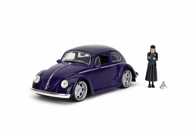 VW Käfer Model 1:24 mit Wednesday Addams Figur