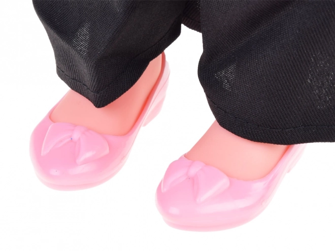Große Puppe mit eleganter Kleidung und langen Haaren