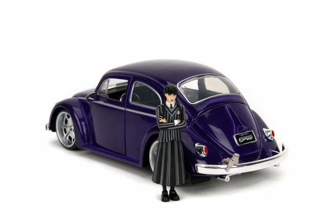 VW Käfer Model 1:24 mit Wednesday Addams Figur