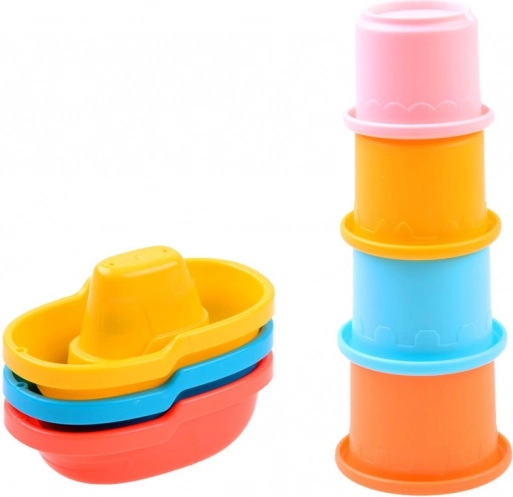 Becher und Boote für kreative Wasserspiele