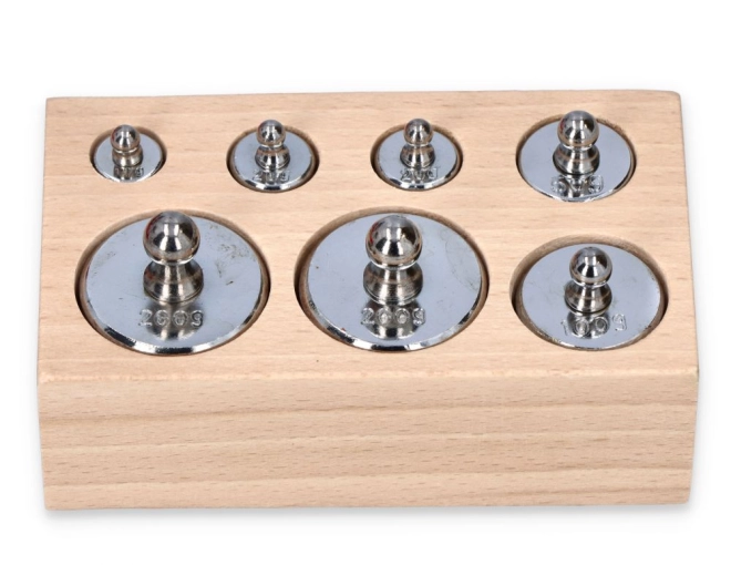 Set aus sieben Metallgewichten