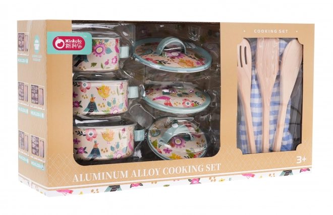 Kinderset aus Aluminiumtöpfen mit Küchengeräten