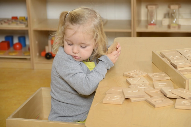 Masterkidz Holzsensorikspielzeug Buchstaben, Zahlen und Formen erkennen