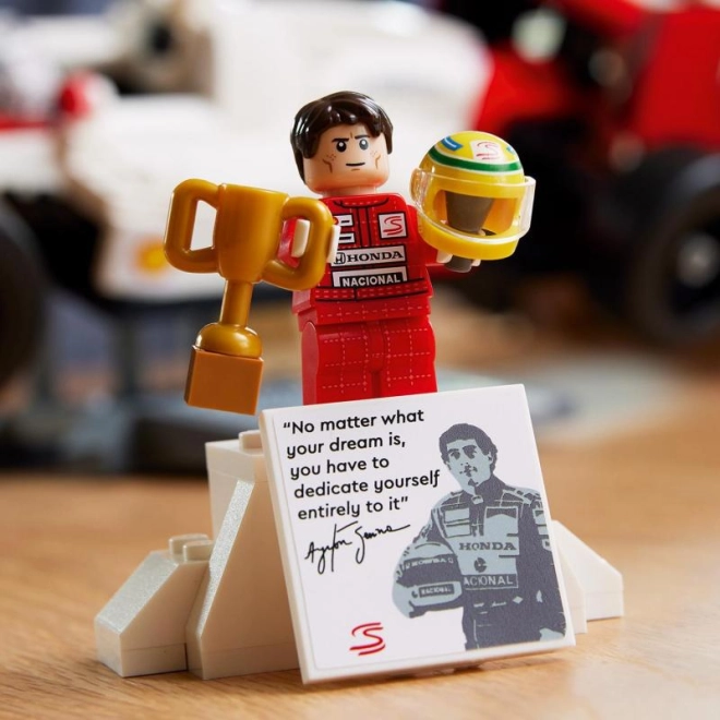 Ayrton-Senna-Minifigur mit Podest