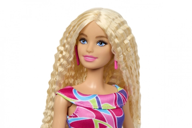 Barbie Model mit farbenfrohem Kleid