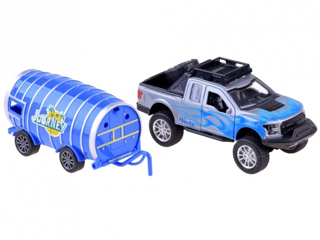 Kleines Pickup mit Anhänger in Fassform