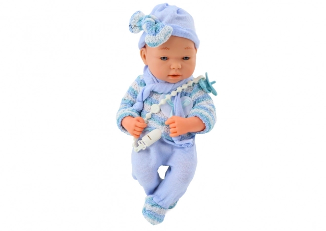 Babypuppe mit Streifenpullover, Mütze und Schal in Blau