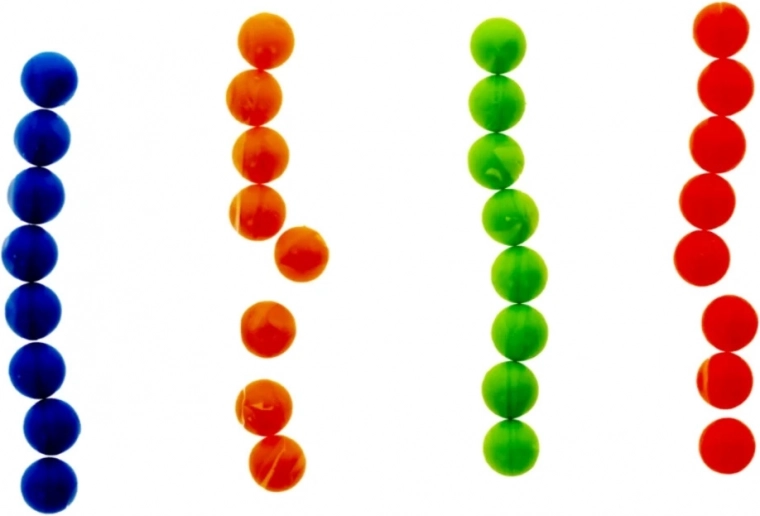 Training der Feinmotorik mit bunten Kugeln