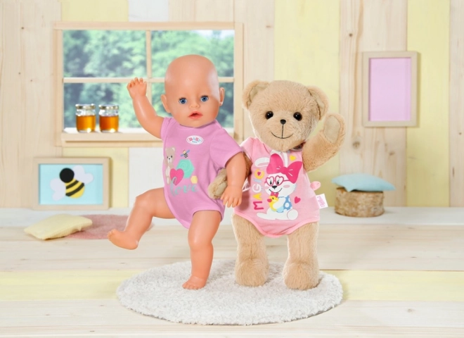 Babypuppe mit süßem Teddybär in rosa Outfit