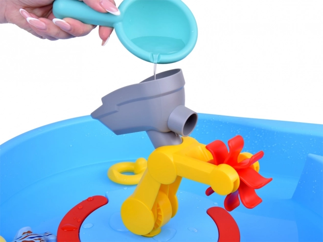 Blauer Wassertisch mit Mühlrad und Angelzubehör