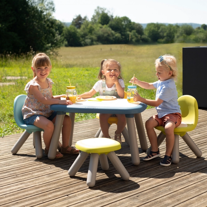 Weißer Kindertisch mit blauem Rand