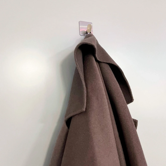 Set mit 4 selbstklebenden Metallhaken für die Wand