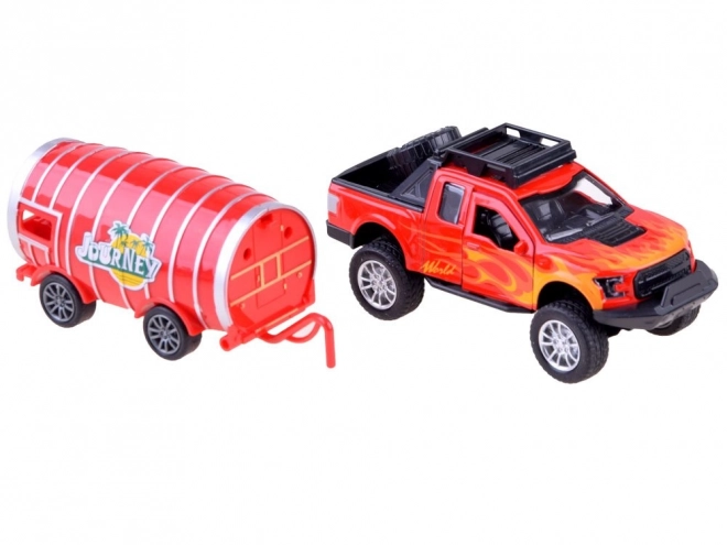 Kleines Pickup mit Anhänger in Fassform