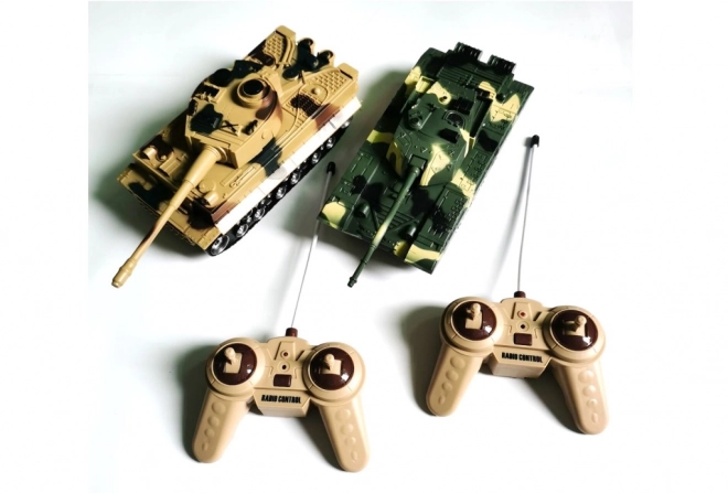 Set aus zwei ferngesteuerten Panzern