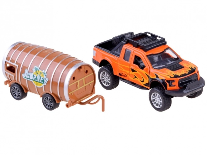 Kleines Pickup mit Anhänger in Fassform
