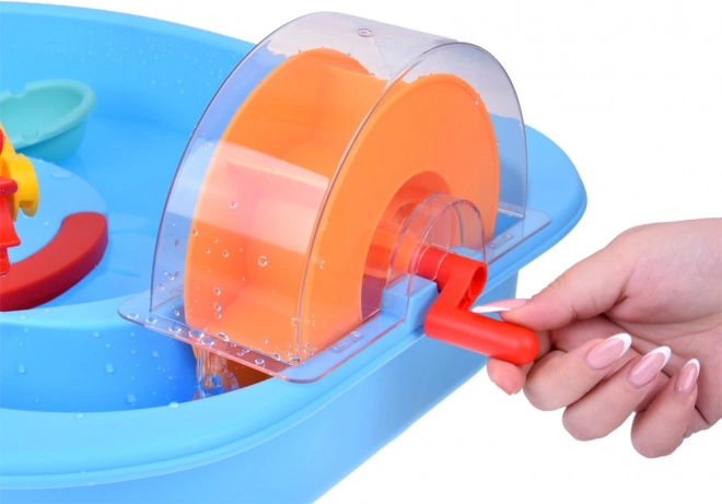 Blauer Wassertisch mit Mühlrad und Angelzubehör