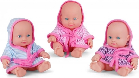 Süßes Baby im bunten Bademantel