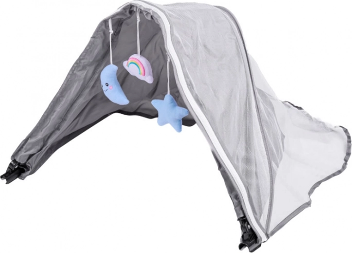 Verdeck mit Moskitonetz und hängenden Spielzeugen