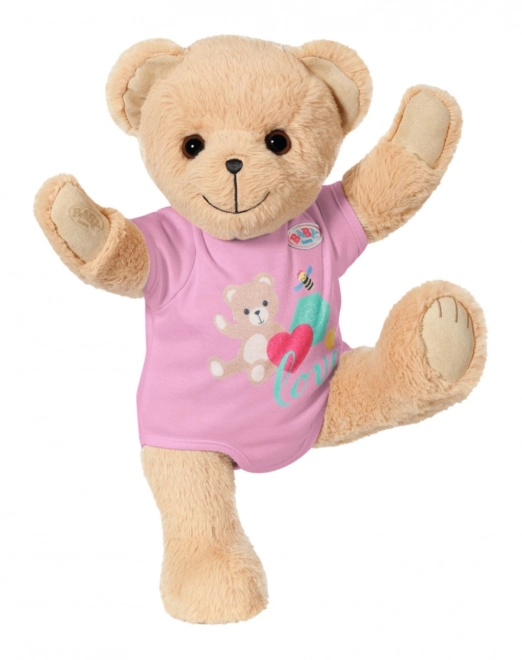 Babypuppe mit süßem Teddybär in rosa Outfit