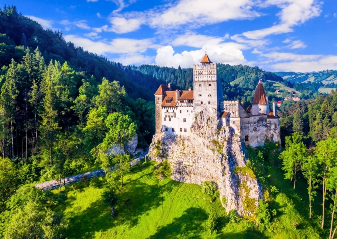 Enjoy Puzzle Branský Schloss im Sommer, Rumänien