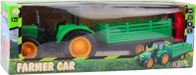Grüner ferngesteuerter Bauer-Traktor mit Anhänger