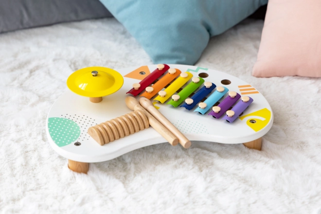 Holztisch mit Musikinstrumenten für Kinder