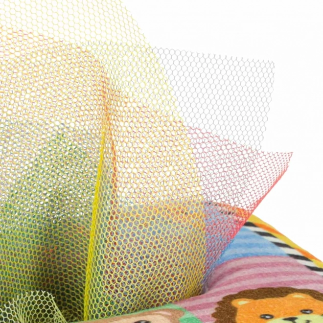 Montessori-Sensorikbox mit bunten Taschentüchern und Tierchen