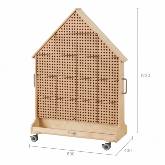 Holztafel in Form eines Hauses für STEM-Aktivitäten