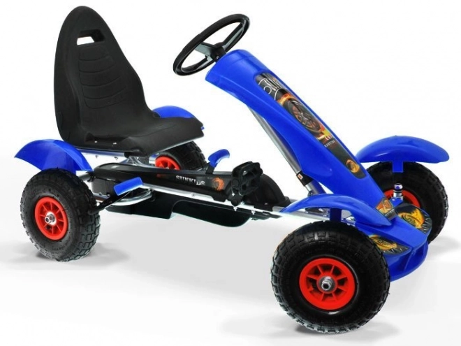 Sportlicher grüner Gokart mit aufblasbaren Rädern