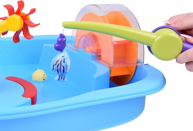 Blauer Wassertisch mit Mühlrad und Angelzubehör