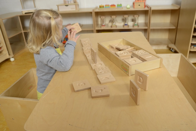 Masterkidz Holzsensorikspielzeug Buchstaben, Zahlen und Formen erkennen