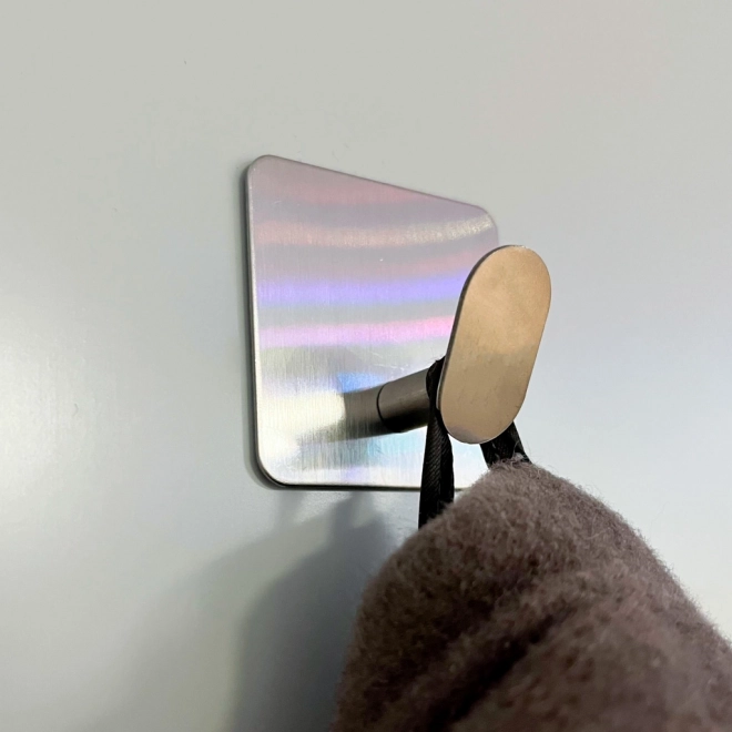 Set mit 4 selbstklebenden Metallhaken für die Wand