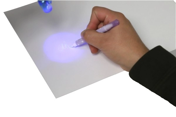 Geheimstift mit unsichtbarer Tinte und UV-Licht