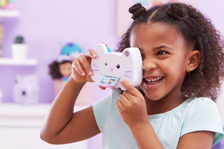 Zwinkernde Katze und „ausgedrucktes“ Foto auf der Zunge