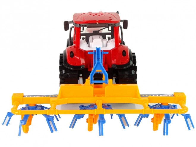 Roter Traktor mit Schwader Friktionsantrieb