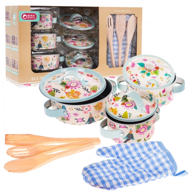 Kinderset aus Aluminiumtöpfen mit Küchengeräten