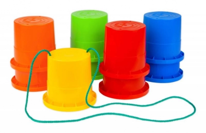 Bunte Plastikstelzen mit Schnur