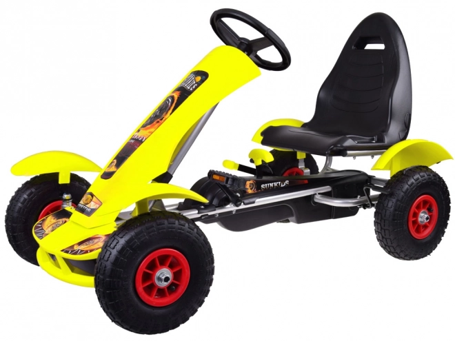 Sportliches grünes Tretauto mit aufblasbaren Rädern