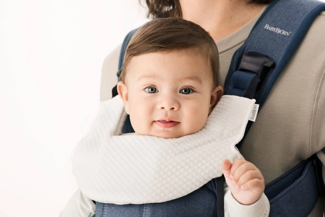 BABYBJÖRN ONE AIR - Babytrage, dunkelblau + Lätzchen für ergonomische Trage One – Blau