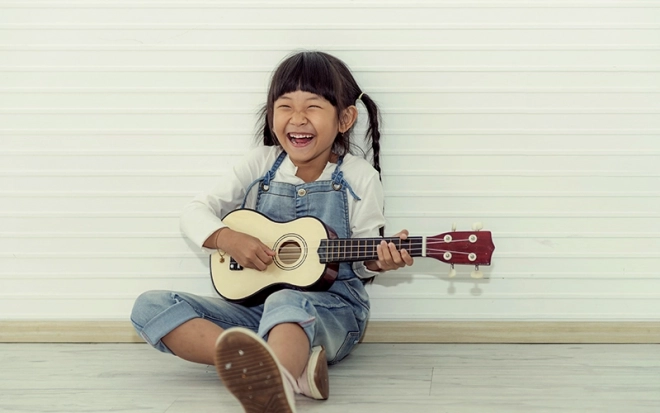 Kinder-Ukulele mit 4 Nylonsaiten aus Holz