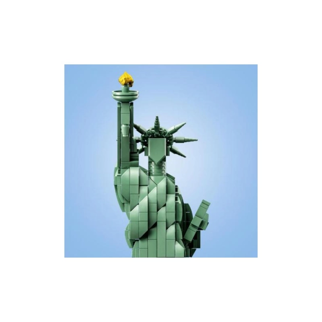 Getreue Statue mit goldener Fackel
