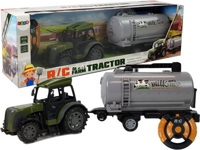 Grüner Traktor mit Milchanhänger, ferngesteuert 2,4G