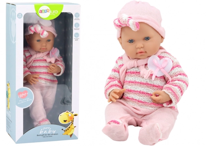 Baby Puppe mit gestreiftem Pullover, Mütze und Schal in Rosa