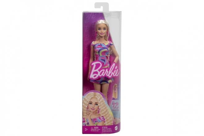 Barbie Model mit farbenfrohem Kleid