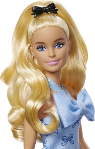 Detailreiches Aussehen und langes Haar