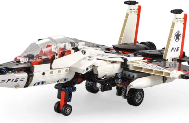 Zwei Modelle in einer Box: Roboter und F15-Jet